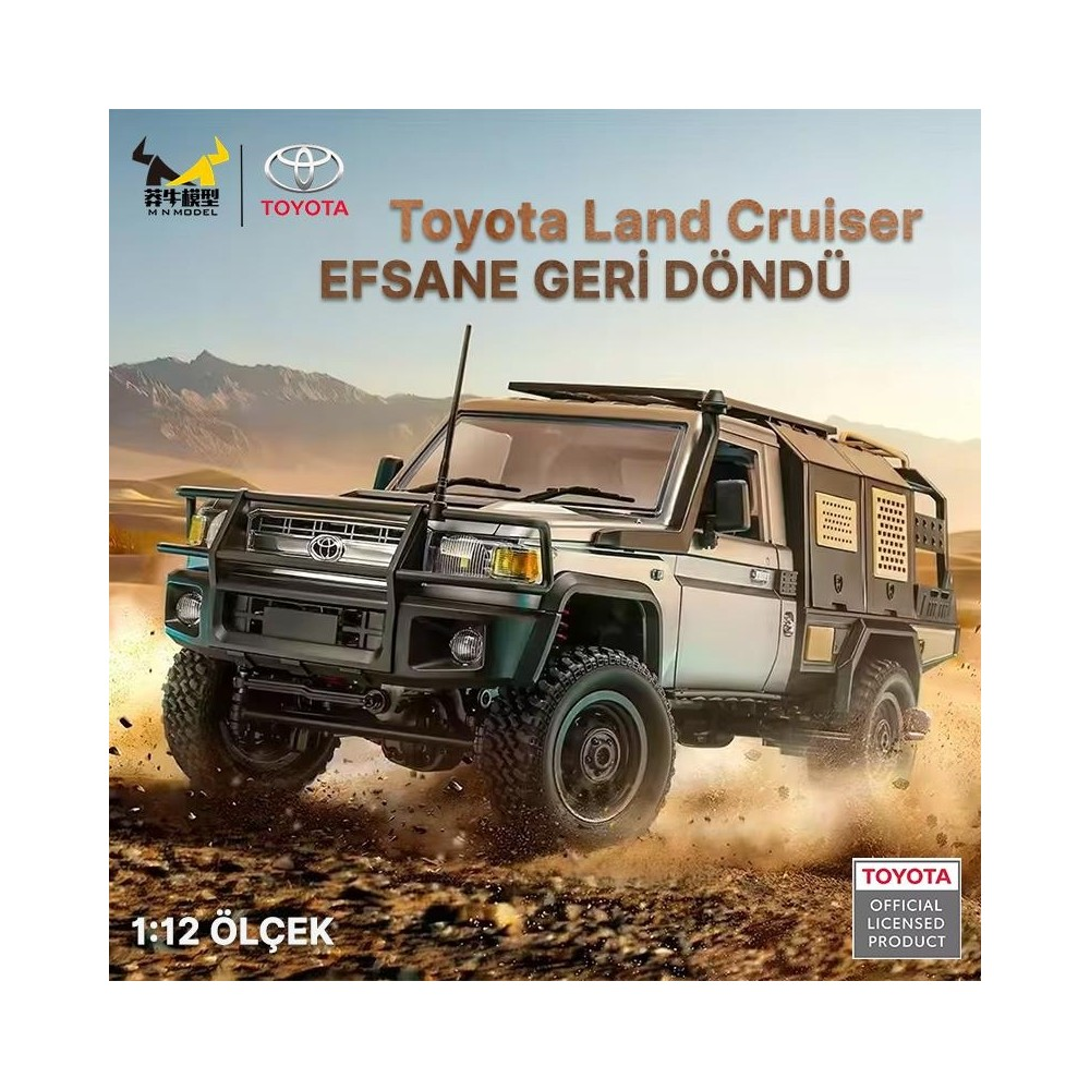 Gümüş Toyota Land Cruiser arazi aracı toz içinden ilerliyor. 1:12 ölçekli model.
