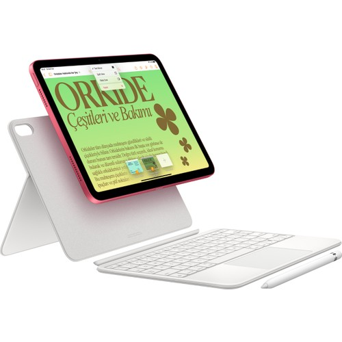 Beyaz arka plan üzerinde klavyeli ve kalemli pembe tablet.