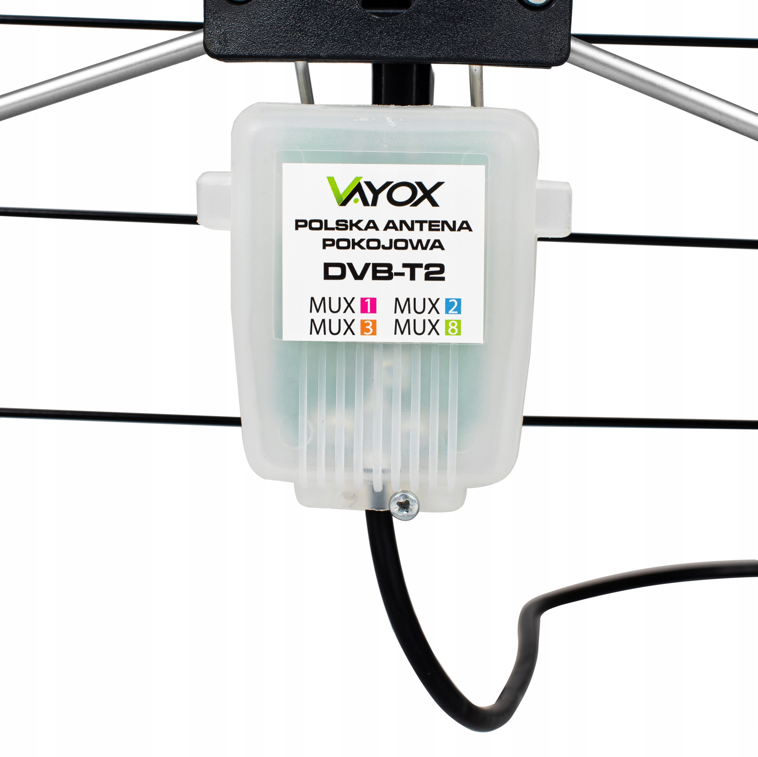 Nahaufnahme einer weißen Antenneneinheit mit VOYX-Logo und DVB-T2-Informationen.