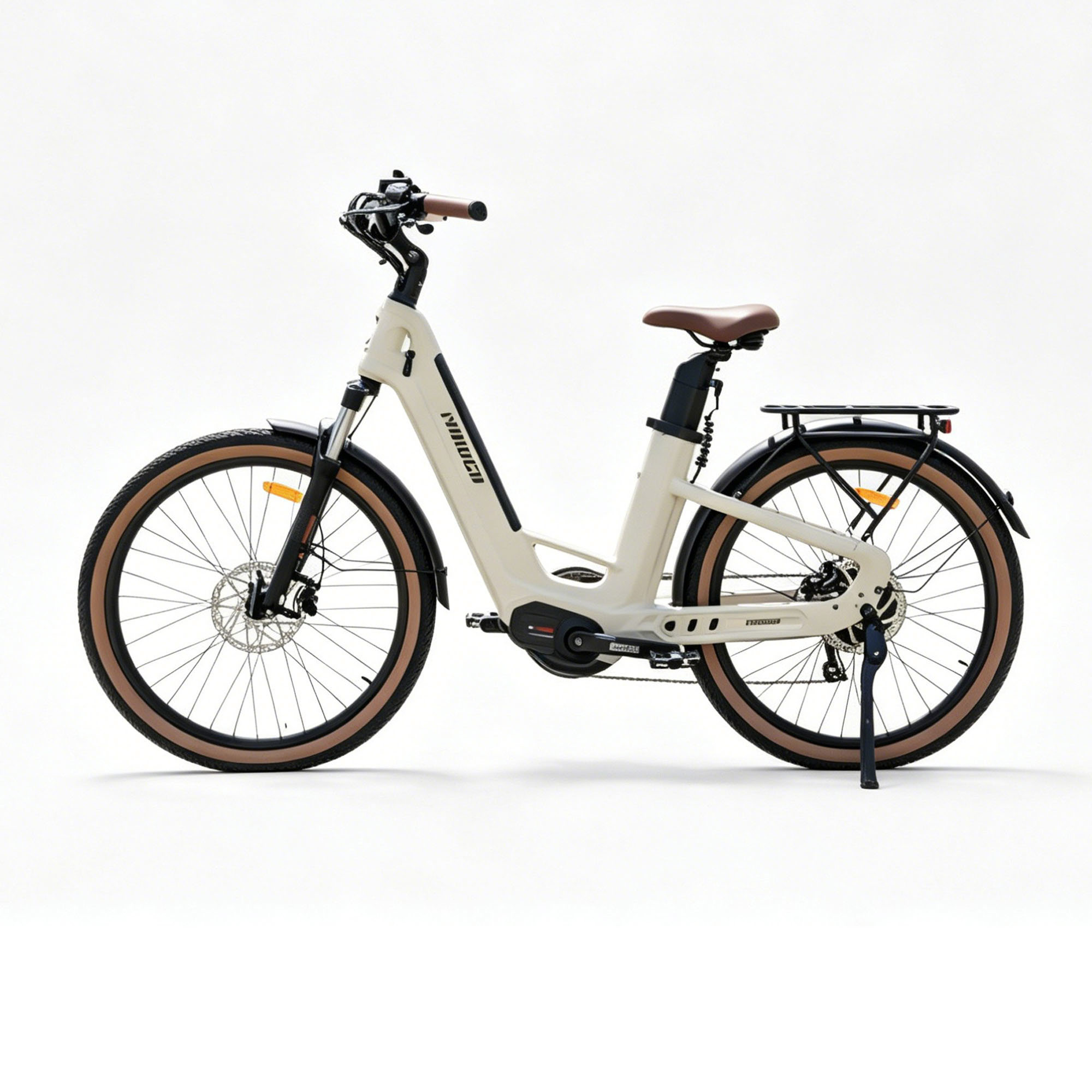 Una bicicleta eléctrica color crema con detalles marrones se alza sobre fondo blanco.