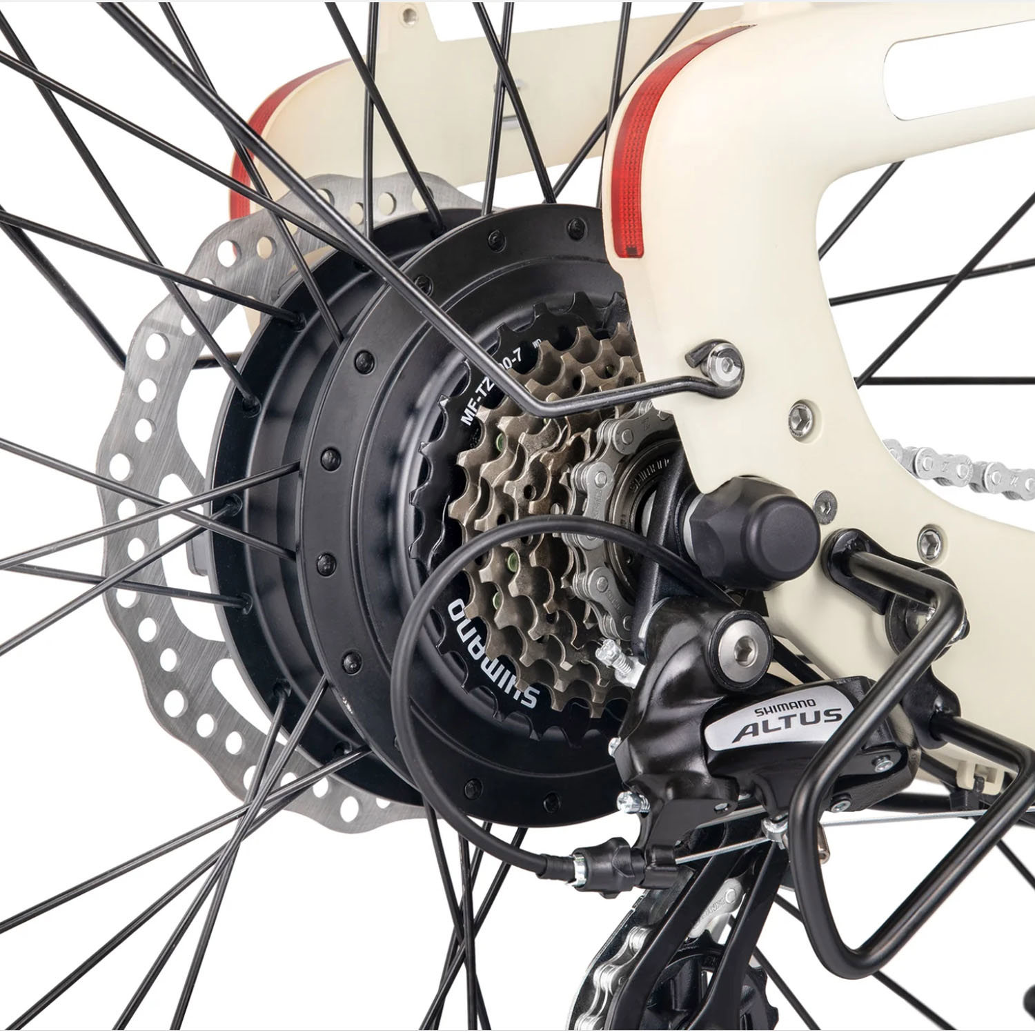 Primer plano de la rueda trasera de una e-bike con engranajes, freno de disco y radios.