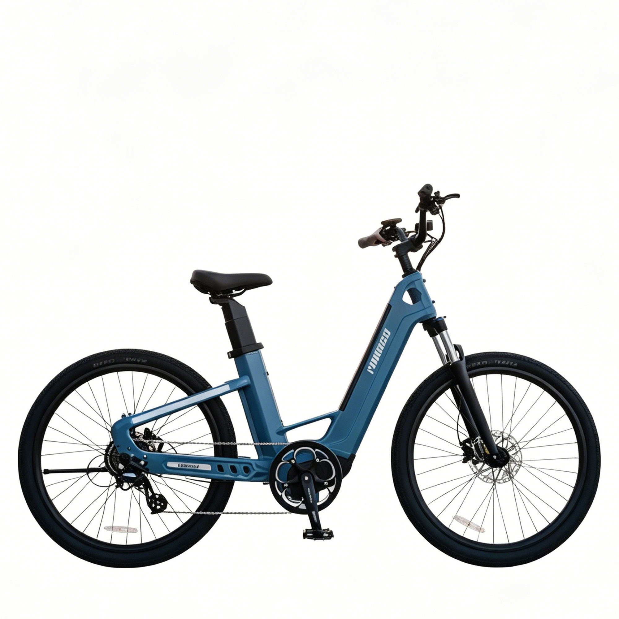 Una bicicleta eléctrica azul con neumáticos y ruedas negras sobre fondo blanco.