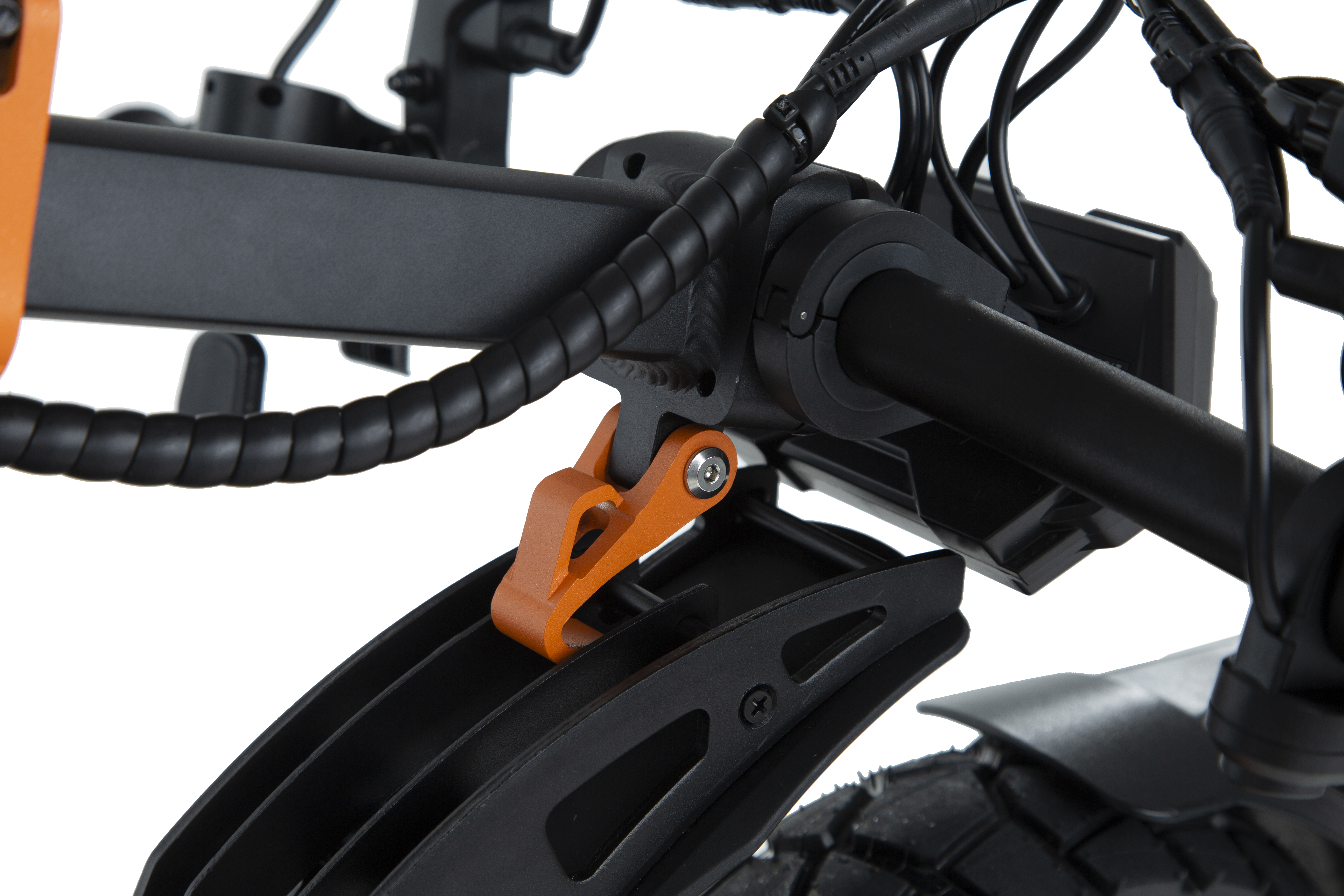 Primer plano de una articulación naranja en un cuadro de bicicleta negro con cables.