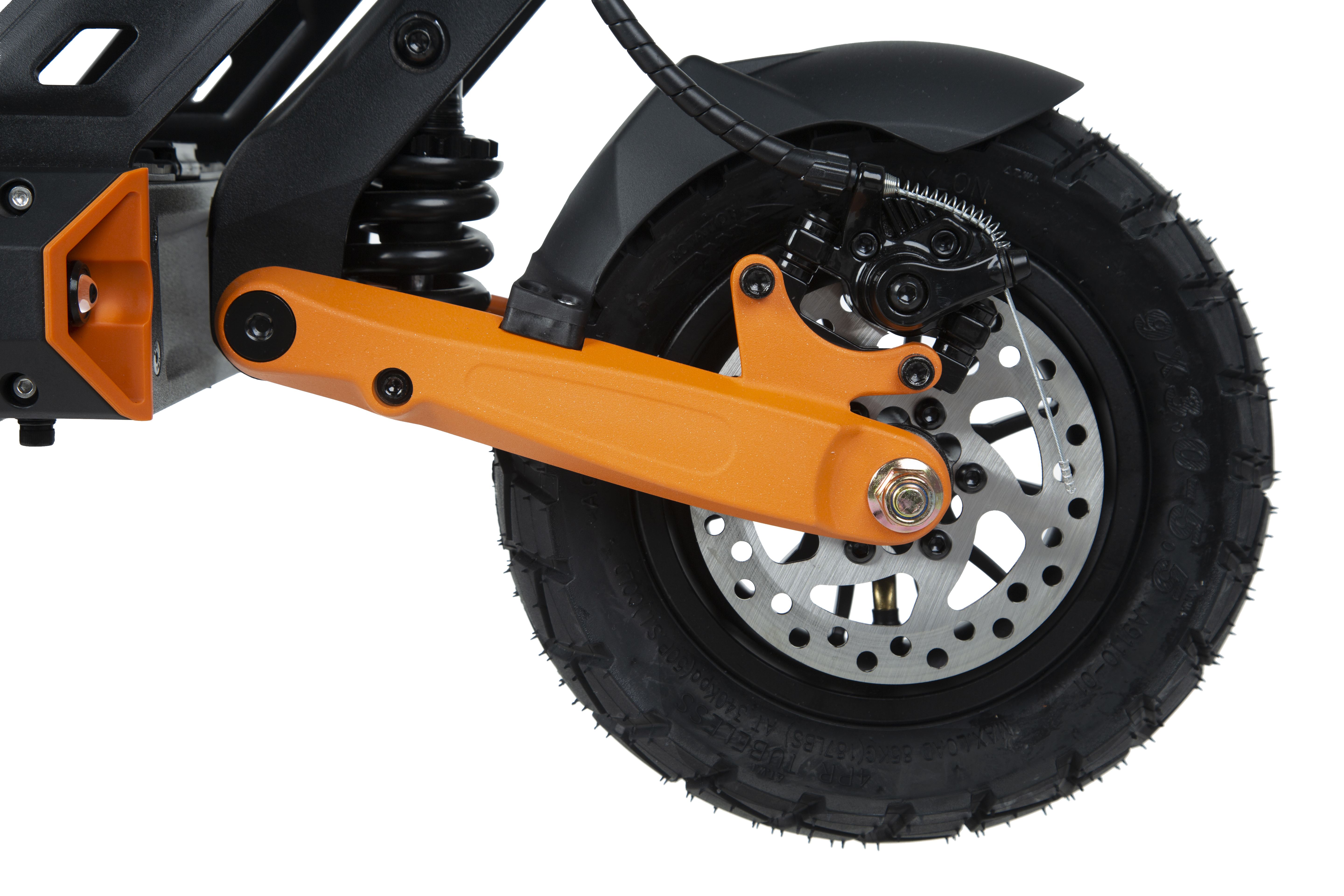 Primer plano de la rueda de un patinete eléctrico con marco naranja y disco de freno.