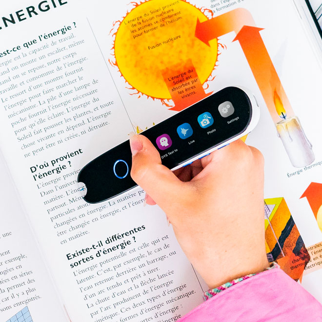 Ein Scanner und ein Buch über Energie. Die Sonne und eine Kerze sind abgebildet.