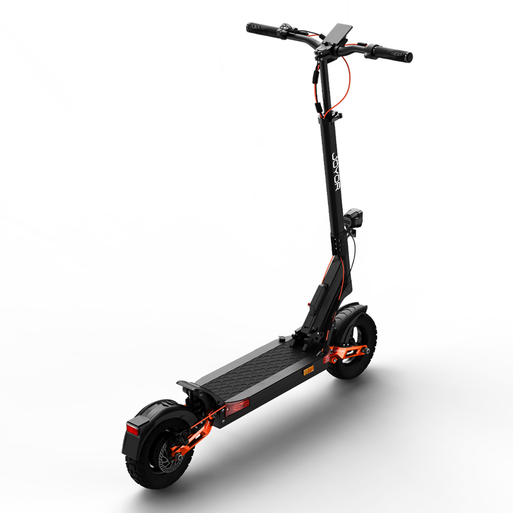 Un patinete eléctrico negro con detalles naranjas sobre fondo blanco.