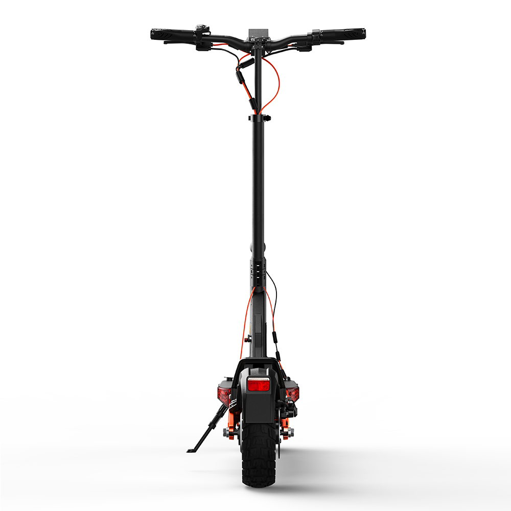 Vista trasera de un patinete eléctrico negro con detalles naranjas, caballete y luces.