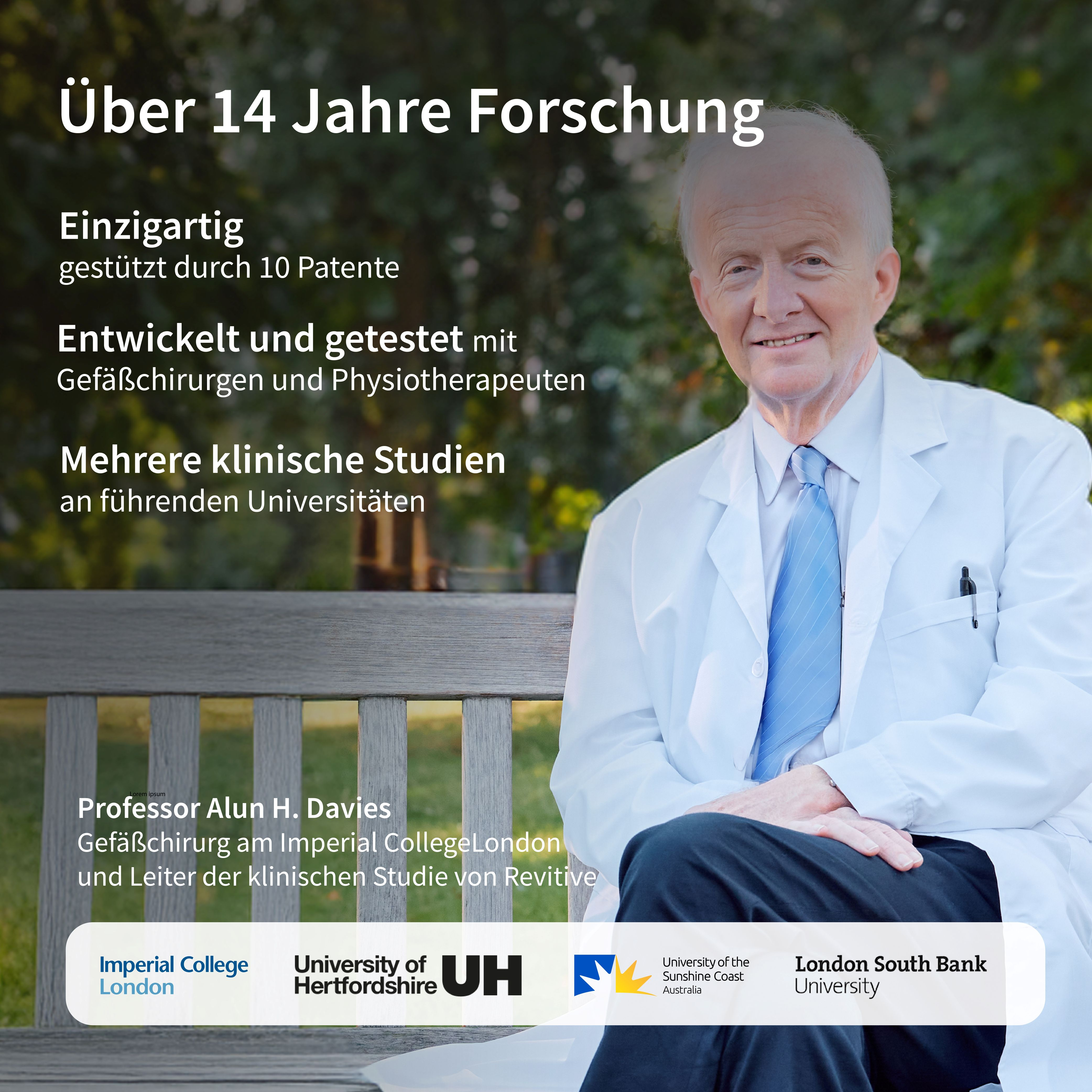 Ein älterer Mann in einem weißen Laborkittel sitzt auf einer Bank im Freien.