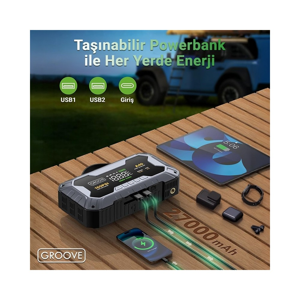 Taşınabilir powerbank ahşap masada bir akıllı telefonu ve tableti şarj ediyor.