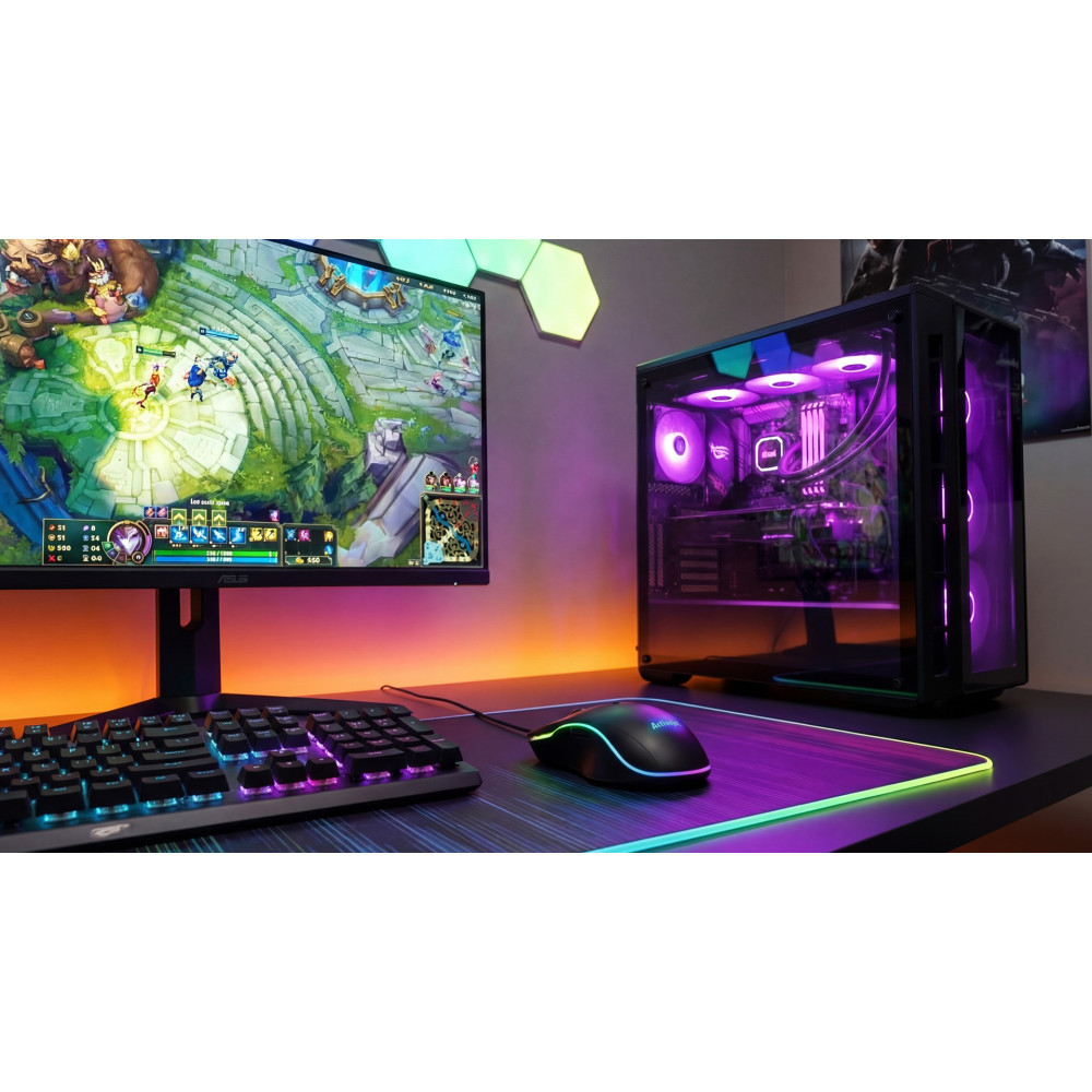 Configuración gamer con monitor mostrando League of Legends, teclado, ratón y torre PC RGB.