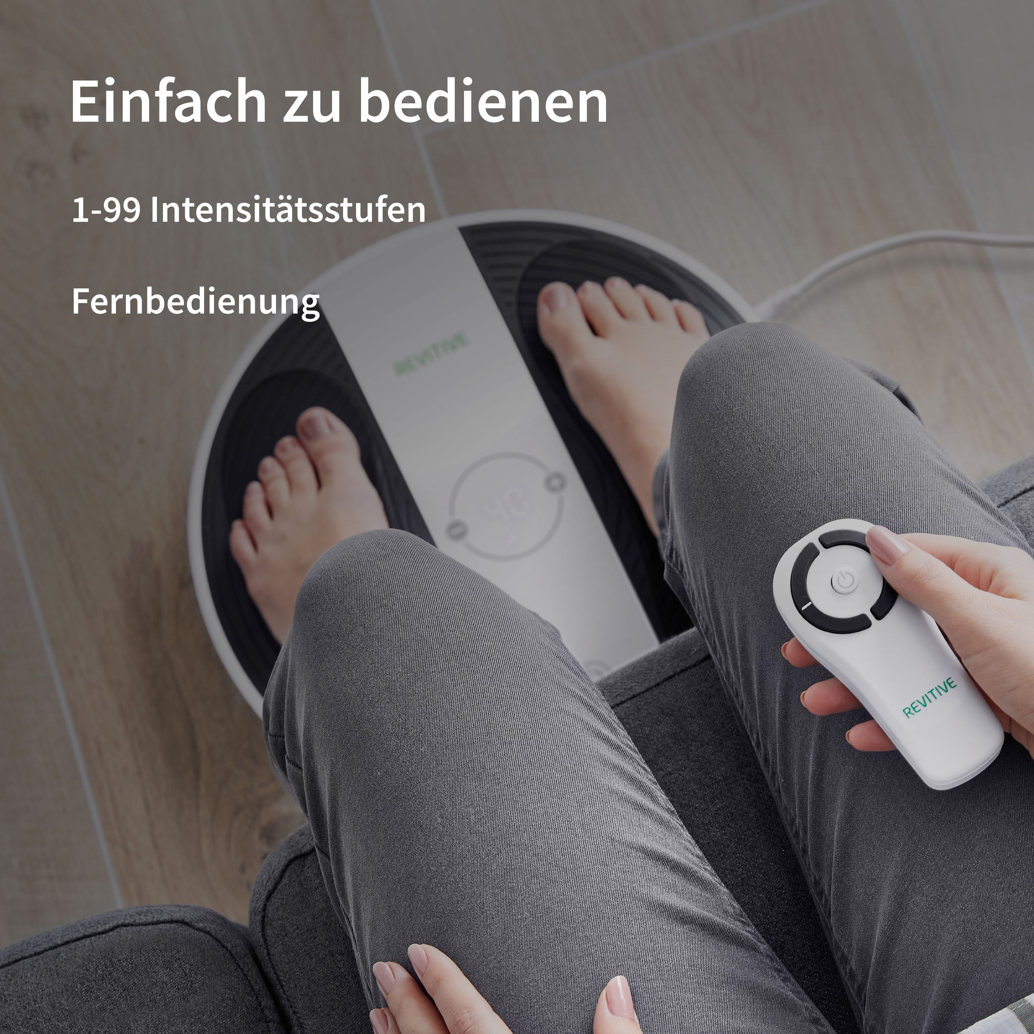 Person mit Füßen auf Massagegerät, hält Fernbedienung.