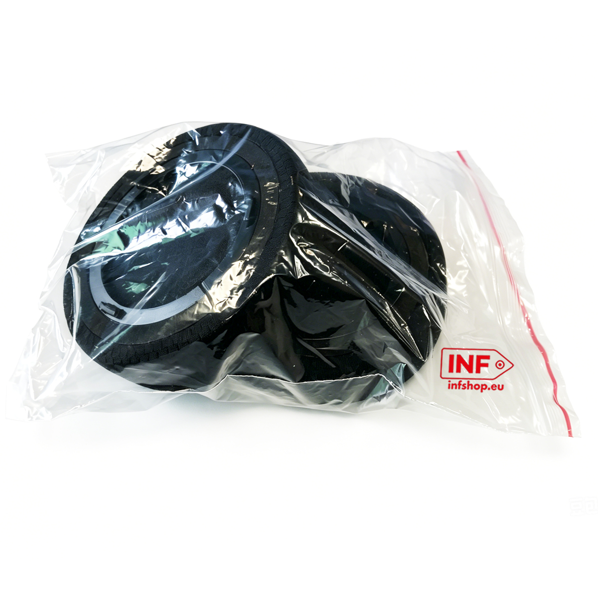 Zwei schwarze Reifen in einer durchsichtigen Plastiktüte mit rotem Reißverschluss.