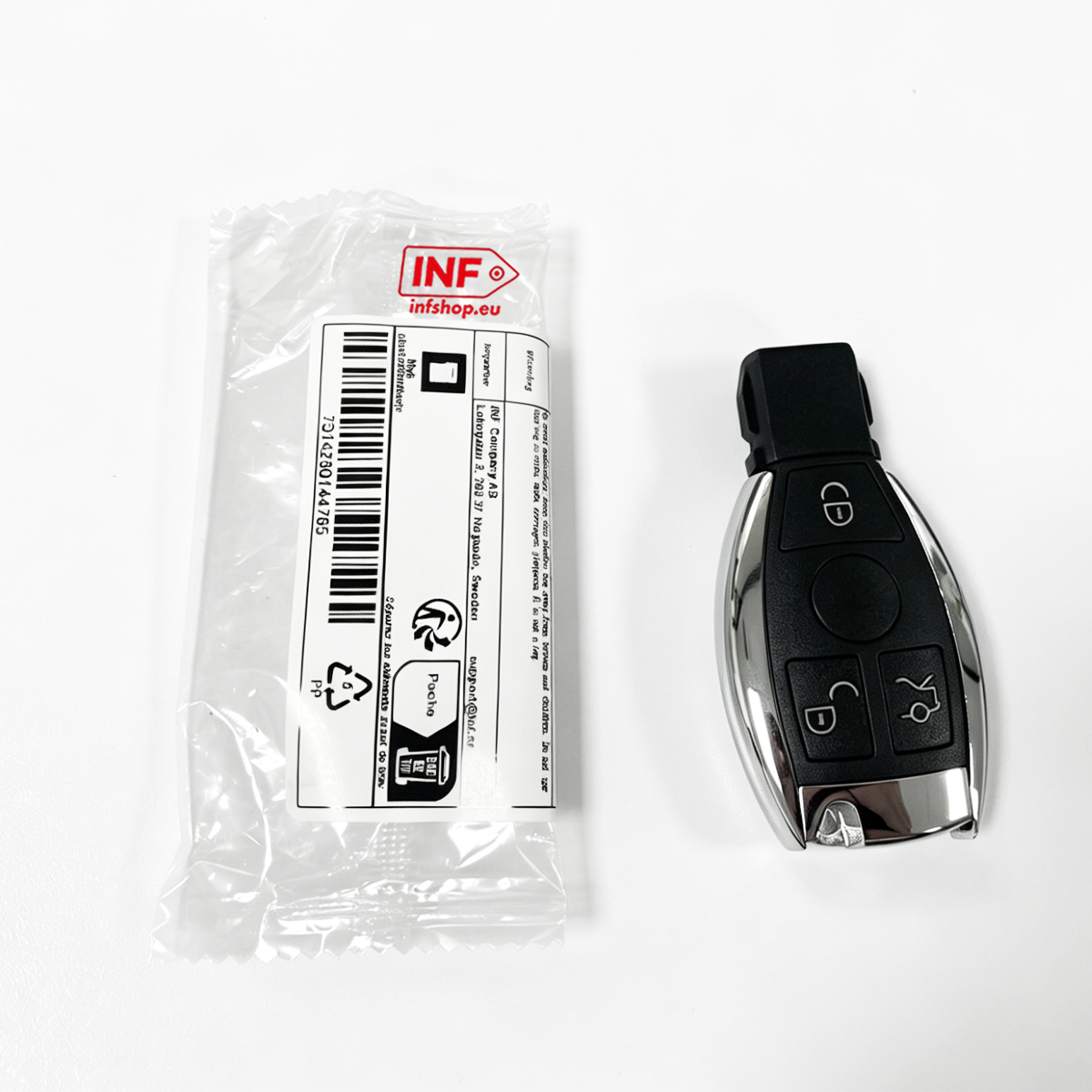 Ein Autoschlüssel liegt neben einer verpackten Ware mit Etikett.