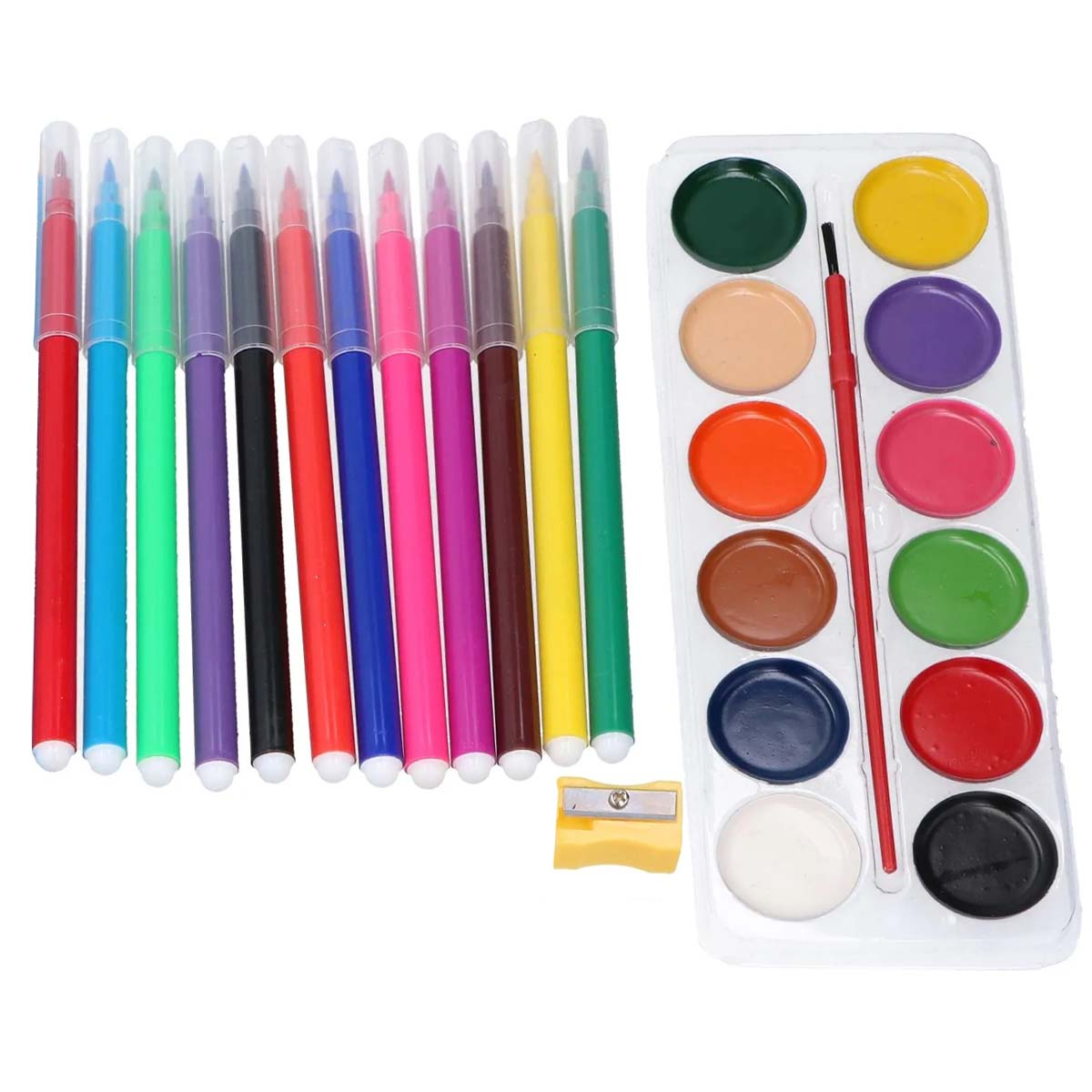 Ein Aquarellfarben-Set mit Pinsel und Spitzer, neben einer Reihe bunter Stifte.