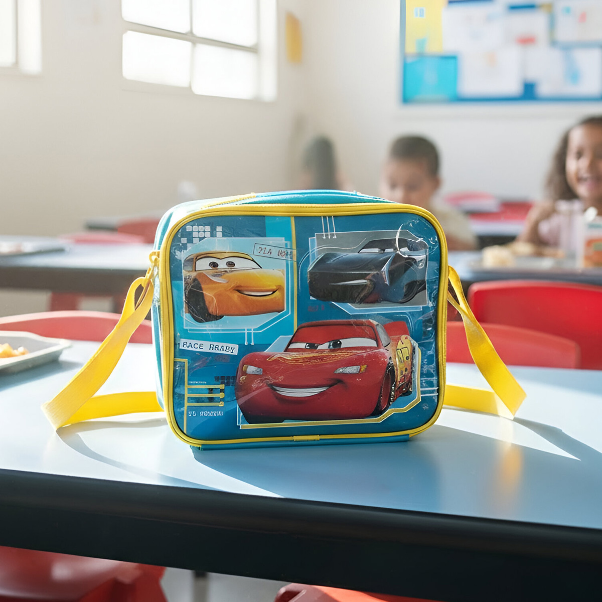 Blauer Kinderrucksack mit Lightning McQueen und anderen Autos aus Cars.