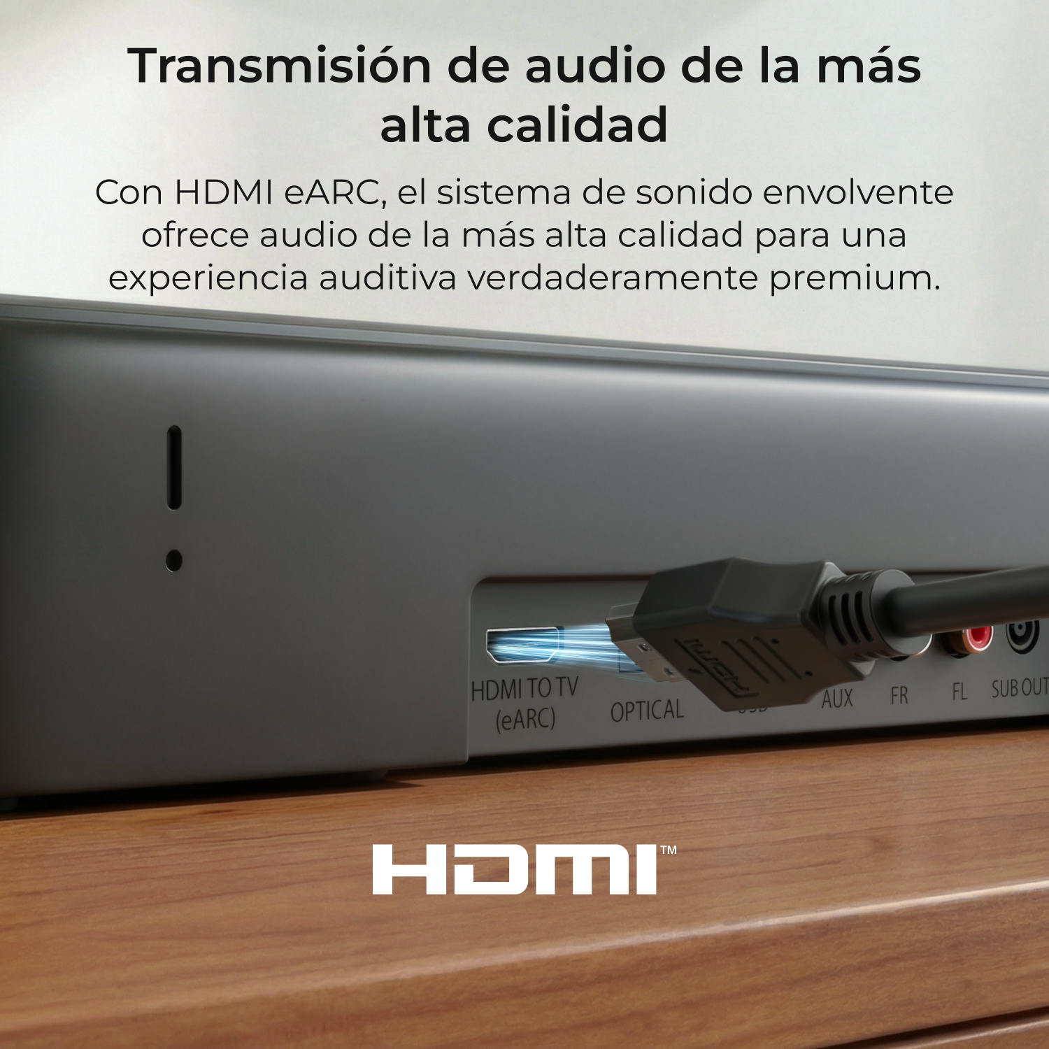 Primer plano del panel trasero de una barra de sonido con un cable HDMI conectado al puerto eARC.