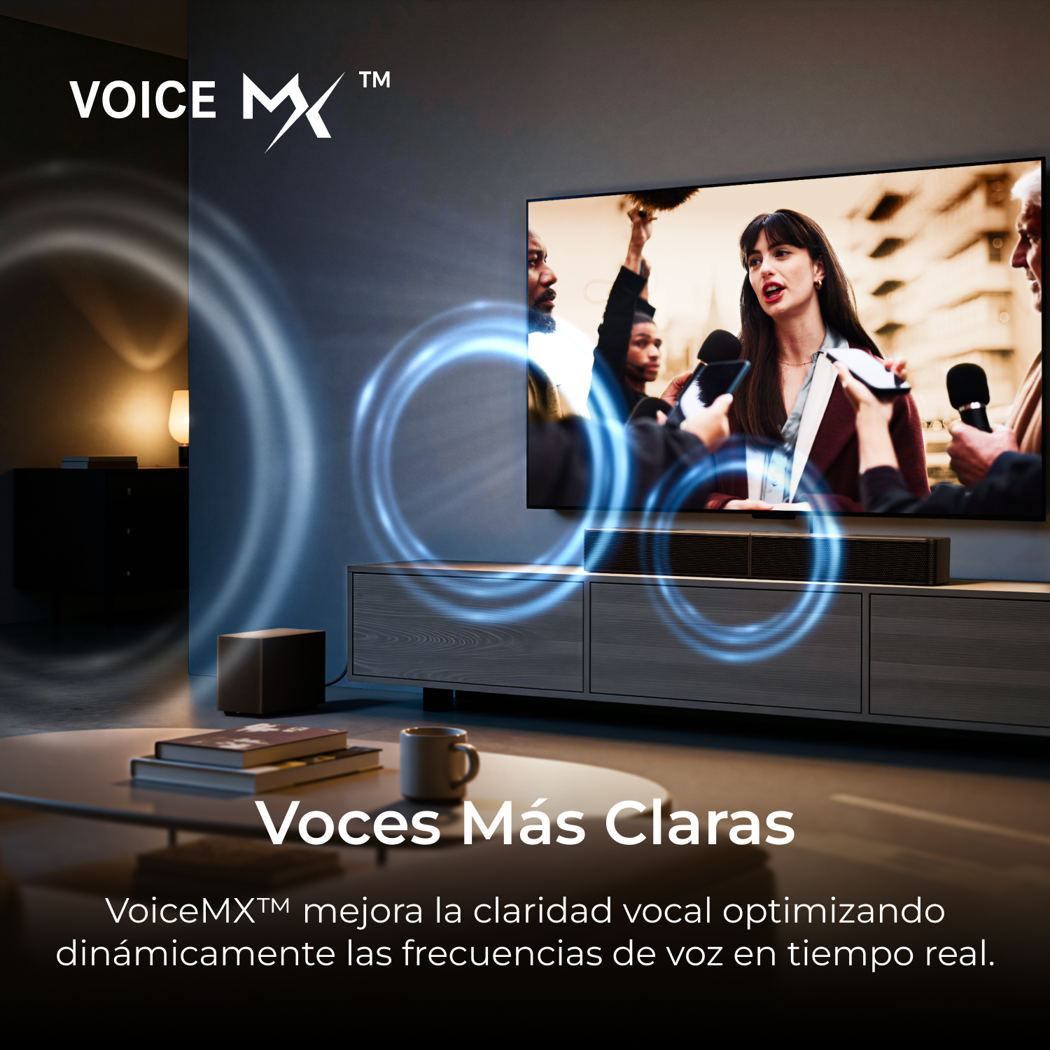 Una mujer habla a micrófonos. Texto: VoiceMX™ Voces Más Claras.