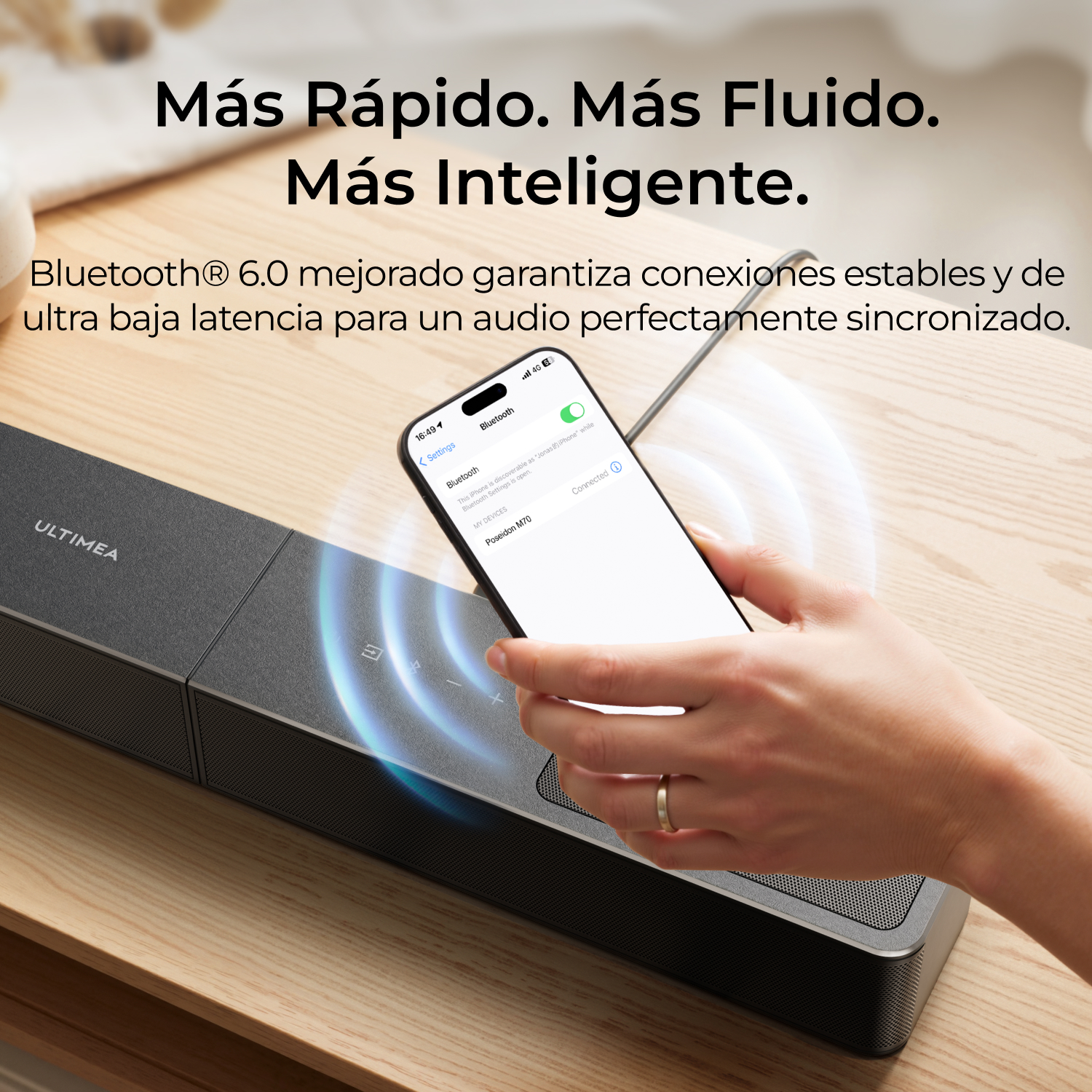 Un smartphone se conecta a un altavoz negro por Bluetooth. La pantalla muestra 'Poseidon M70'.