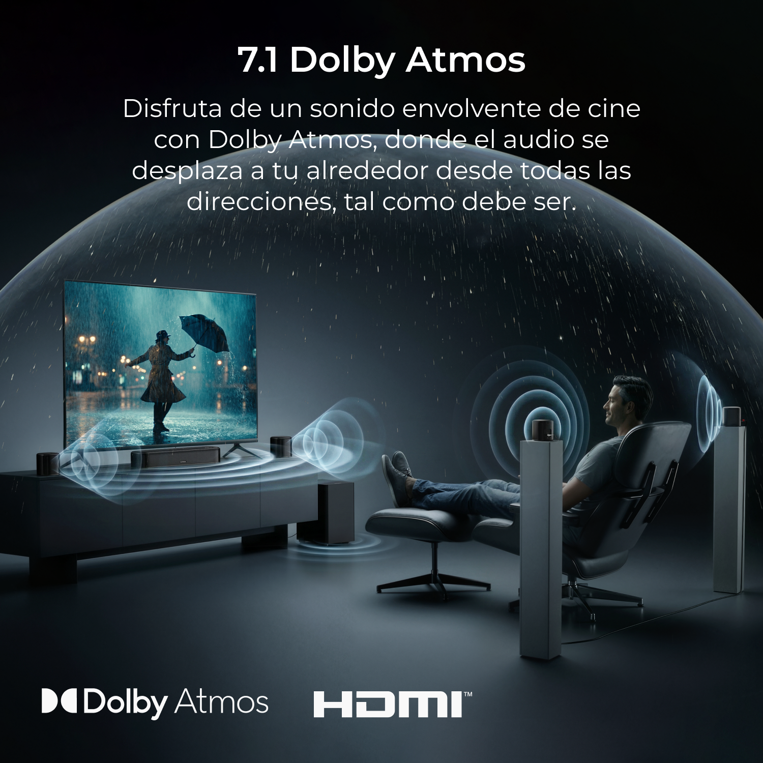 Hombre en sillón disfruta de sonido envolvente Dolby Atmos de altavoces junto a TV.