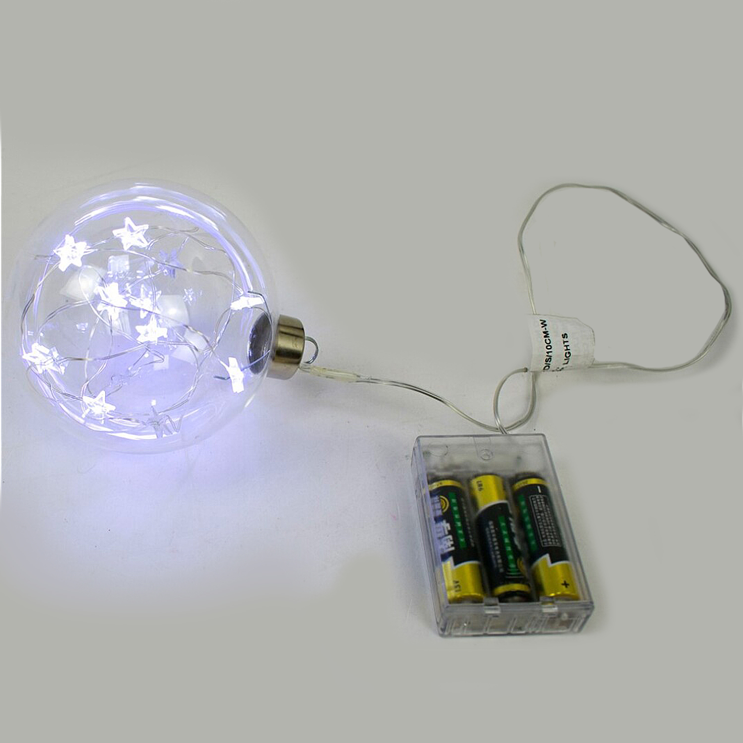 Un globo di vetro con luci a stella e un pacco batteria.