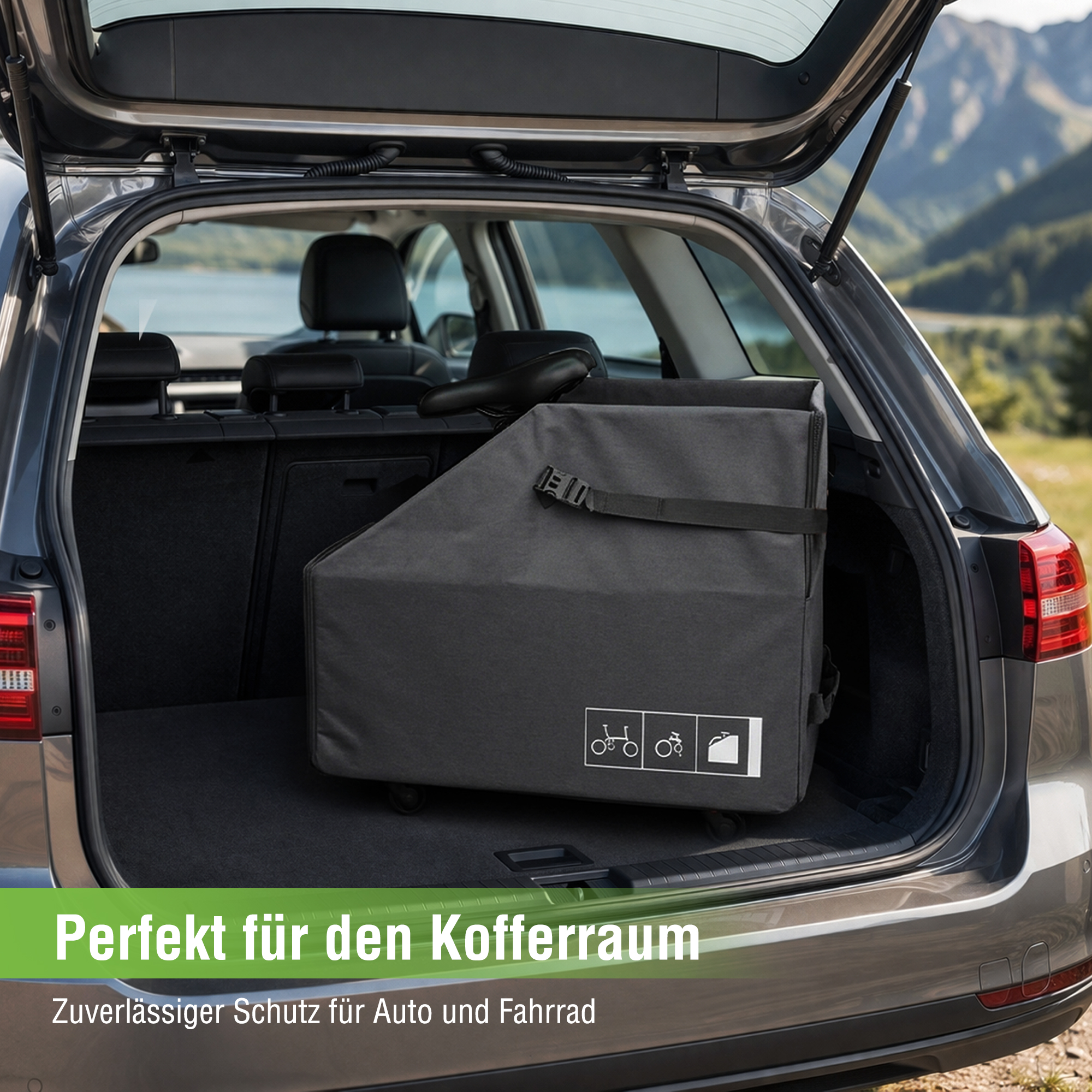 Graue Fahrradtasche im Kofferraum eines Autos vor Bergkulisse.