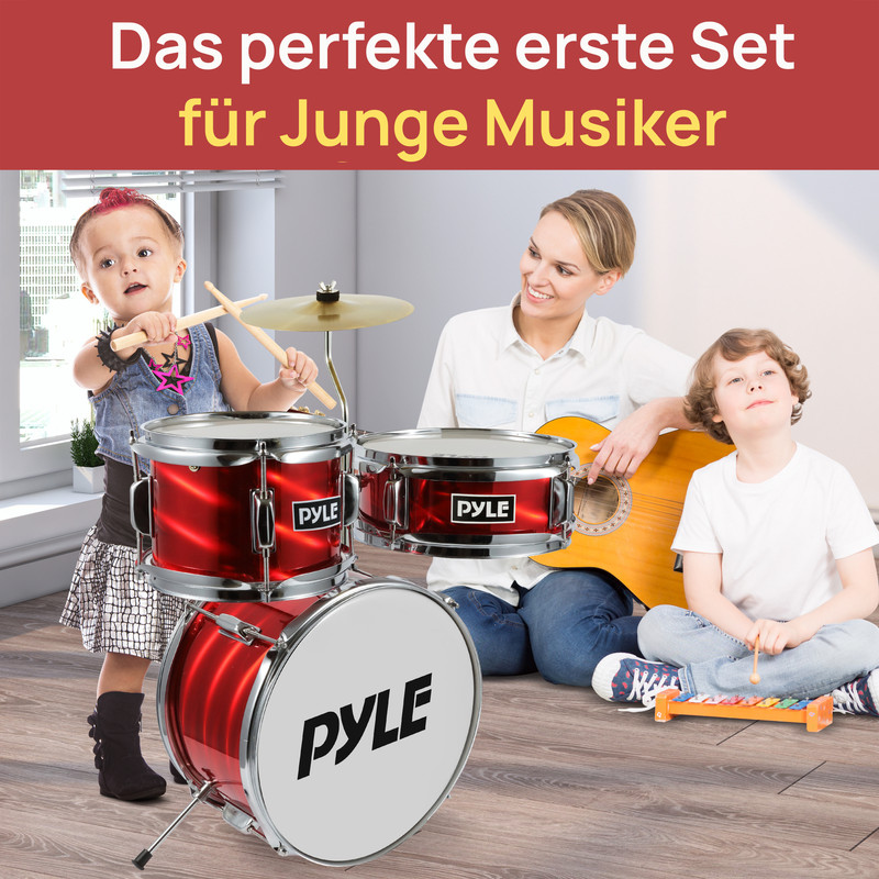Mutter mit zwei Kindern spielt Schlagzeug und Gitarre.