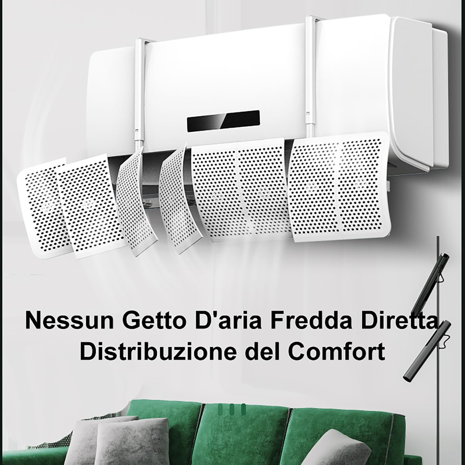 Eine weiße Klimaanlage mit perforierten Luftleitblechen über einem grünen Sofa.