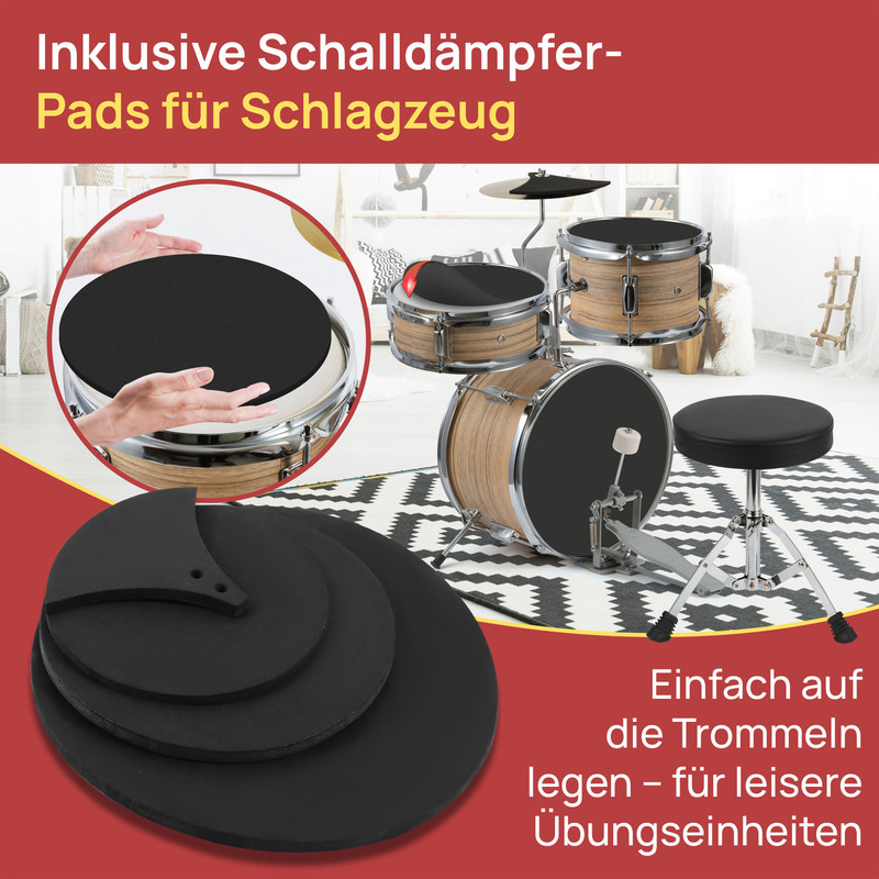 Schlagzeug-Dämpfungsmatten werden auf Trommeln gelegt, um den Klang zu reduzieren.