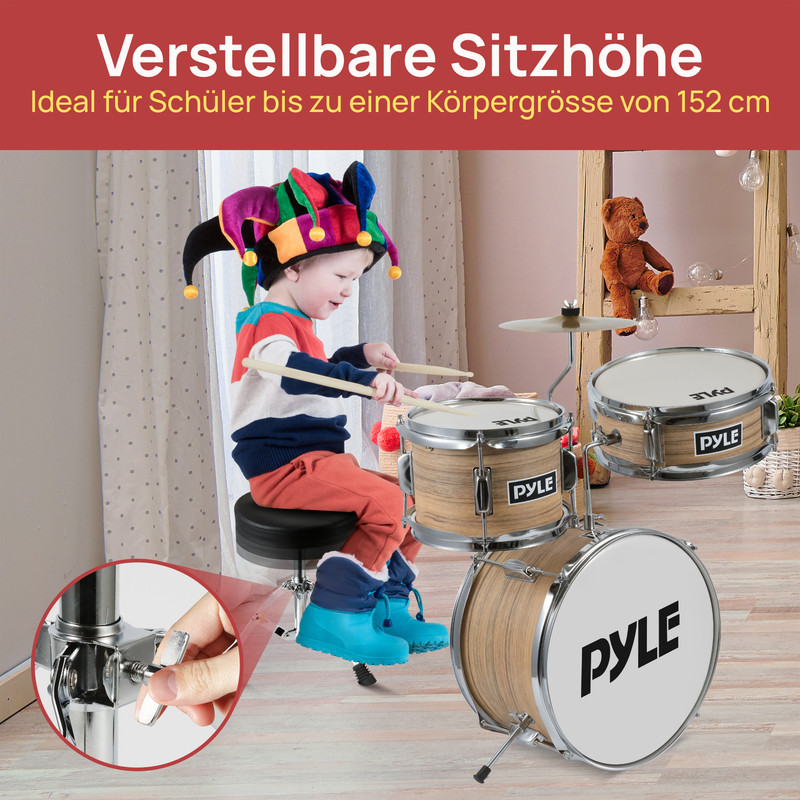 Ein Kind mit Narrenkappe spielt ein Schlagzeug. Der Sitz ist verstellbar.