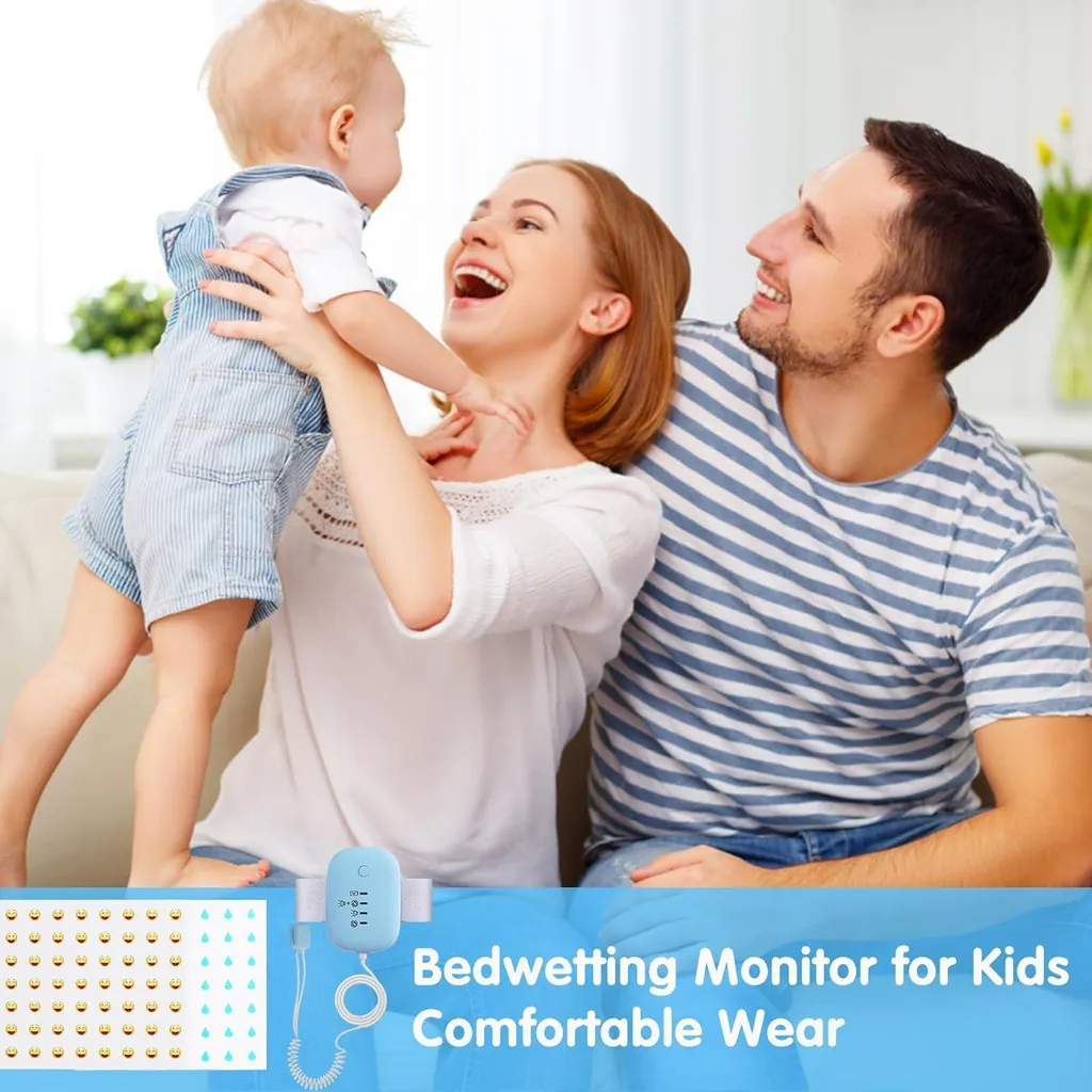 Familie mit Baby und Bettnässmonitor. Mutter hebt Baby hoch, Vater lächelt.