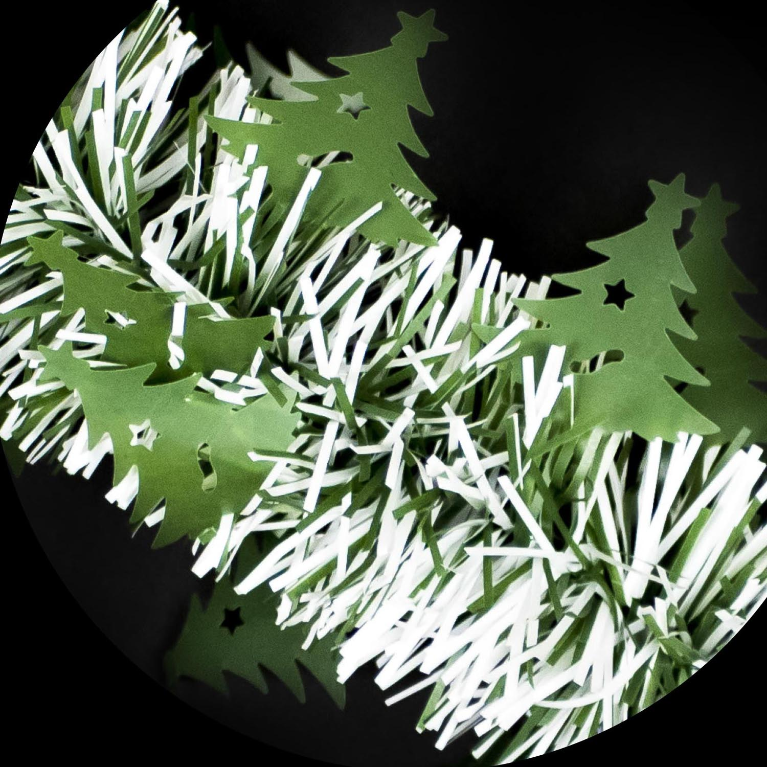 Alberi di Natale verdi con festoni bianchi e verdi su sfondo nero.
