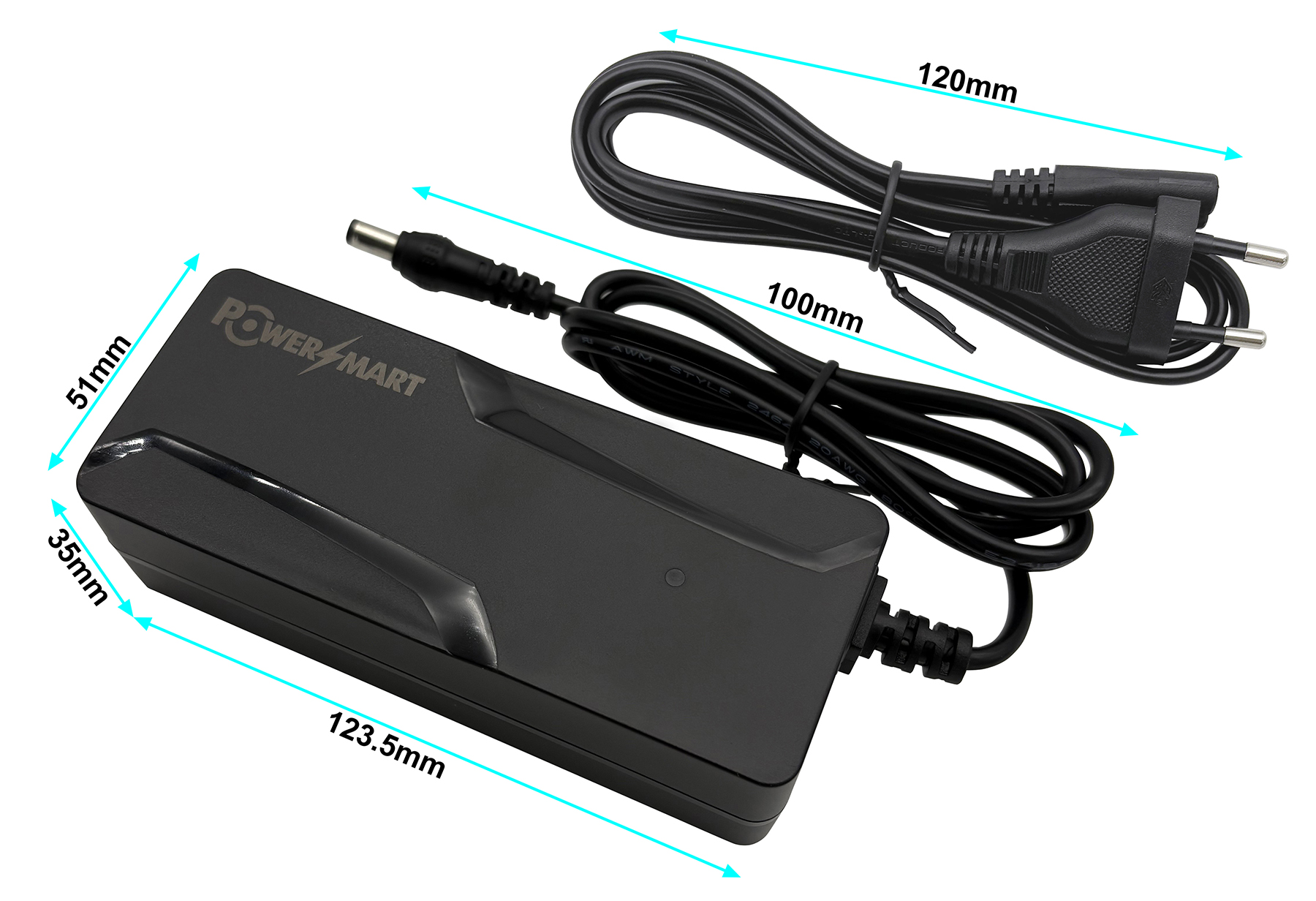 Schwarzer Power Smart Adapter mit Maßen. Zwei Kabel gezeigt.