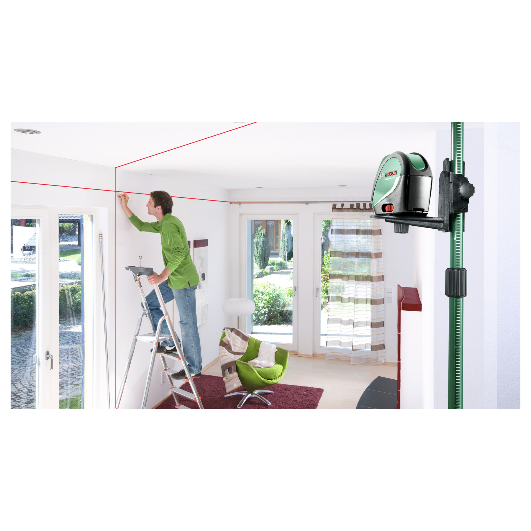 Mann auf Leiter markiert Linie mit Laser.