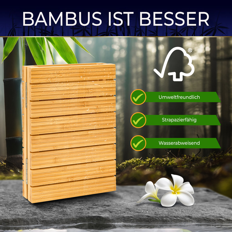 Ein zusammengeklappter Bambus-Hocker mit Blumen und einem Wald im Hintergrund.