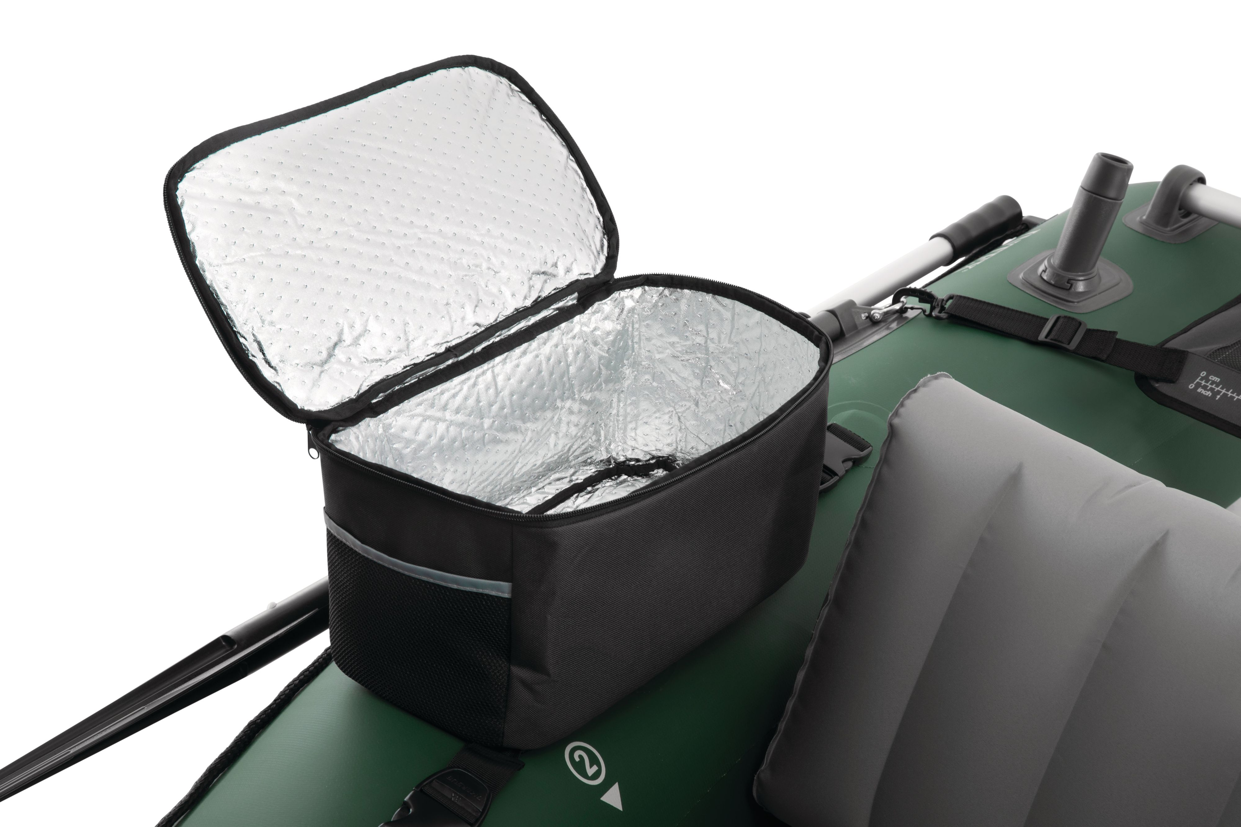 Grüne Schlauchboot-Oberfläche mit offener schwarzer Kühltasche und Paddel.
