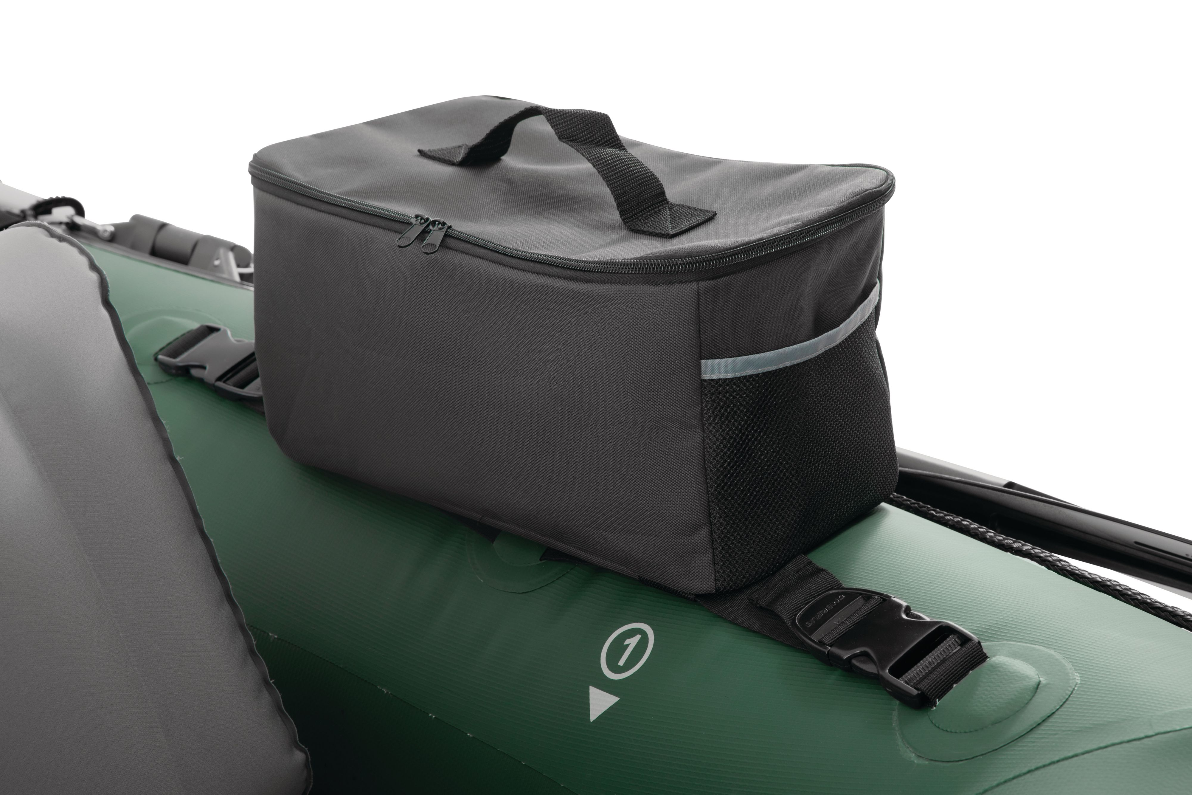 Eine graue Kühltasche mit Tragegriffen auf einem grünen Schlauchboot.