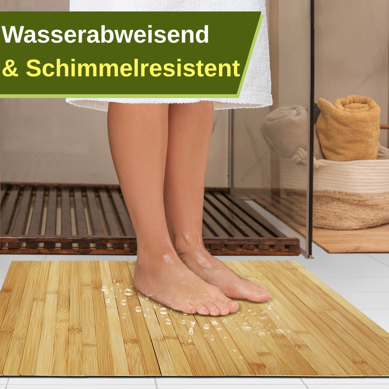 Füße auf einem Bambus-Duschvorleger mit Wassertropfen.