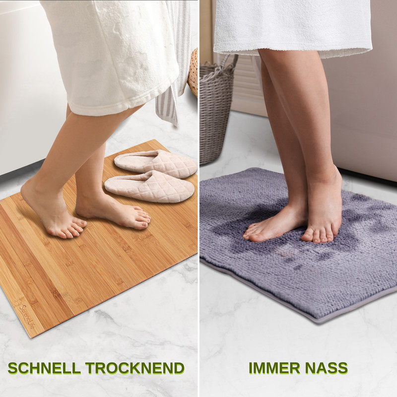 Beine auf einem Holzboden und einem nassen grauen Teppich im Badezimmer.