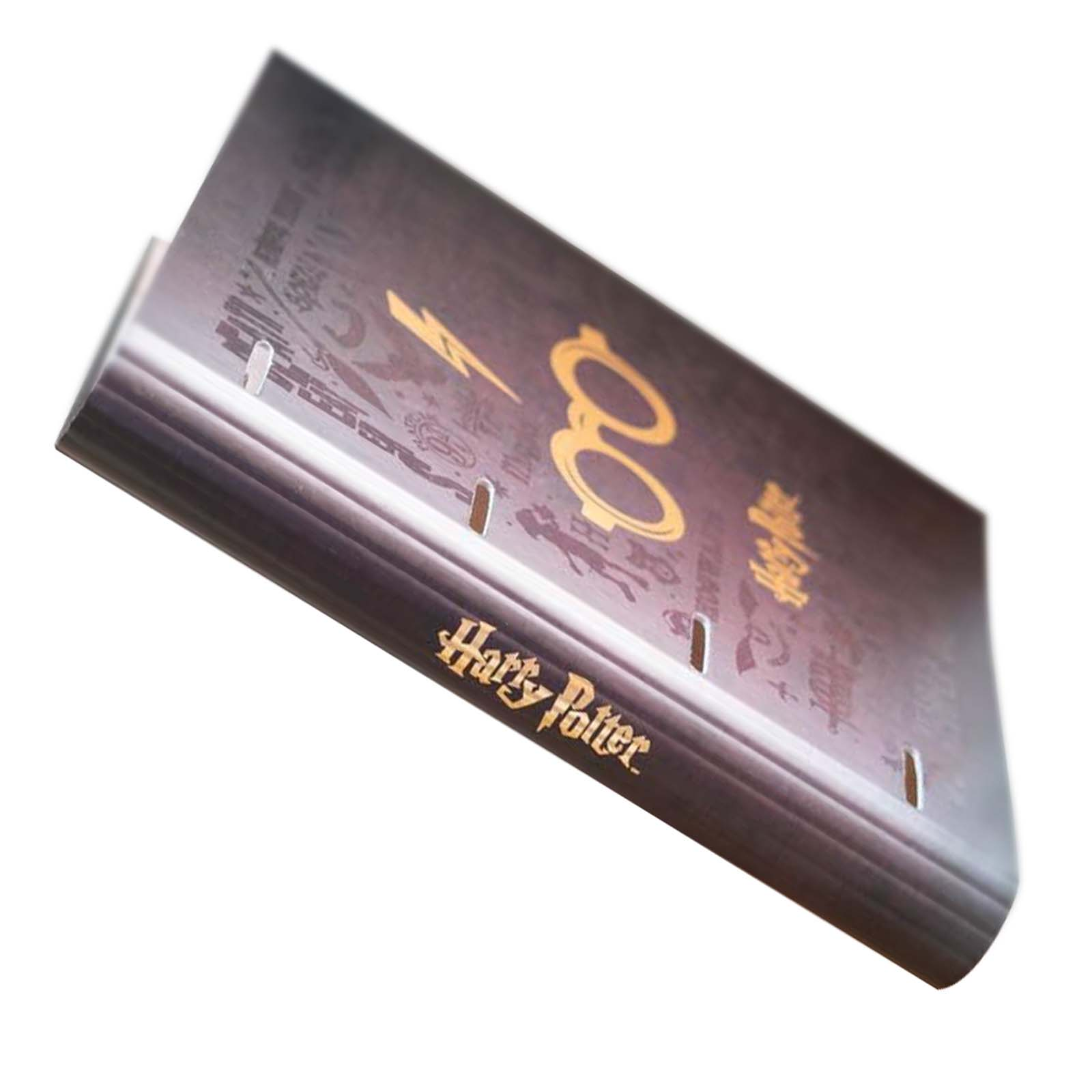 Ein braunes Buch mit goldenen Harry Potter-Schriftzügen und Symbolen.