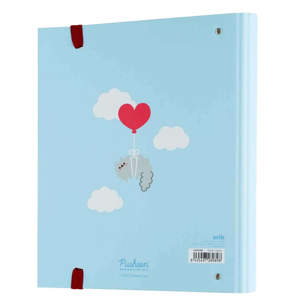 Ein graues Kätzchen hängt an einem roten Herzballon mit Wolken im Himmel.
