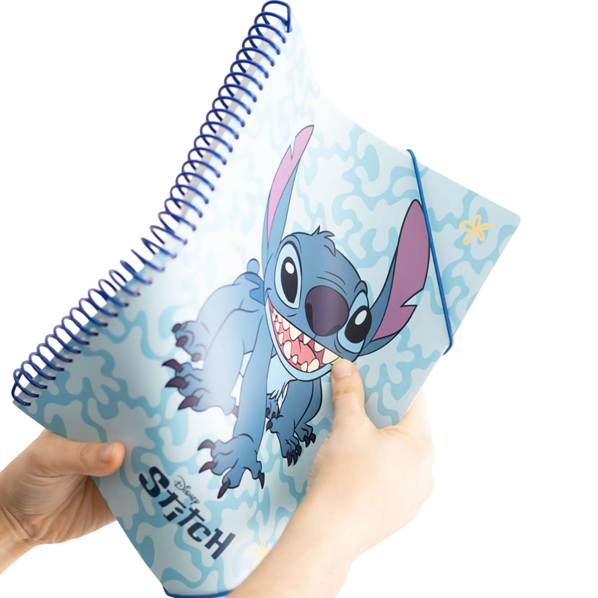 Ein blauer Notizblock mit Stitch und einem Gummiband wird von Händen gehalten.