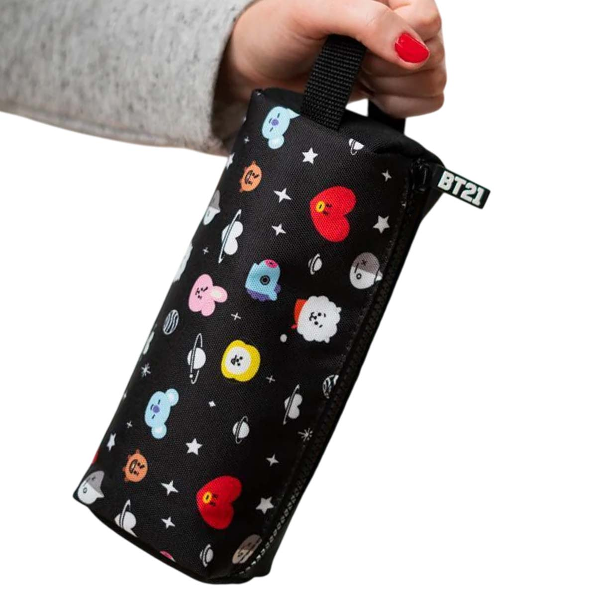 Ein schwarzer Kosmetikbeutel mit bunten Charakteren und Sternen.