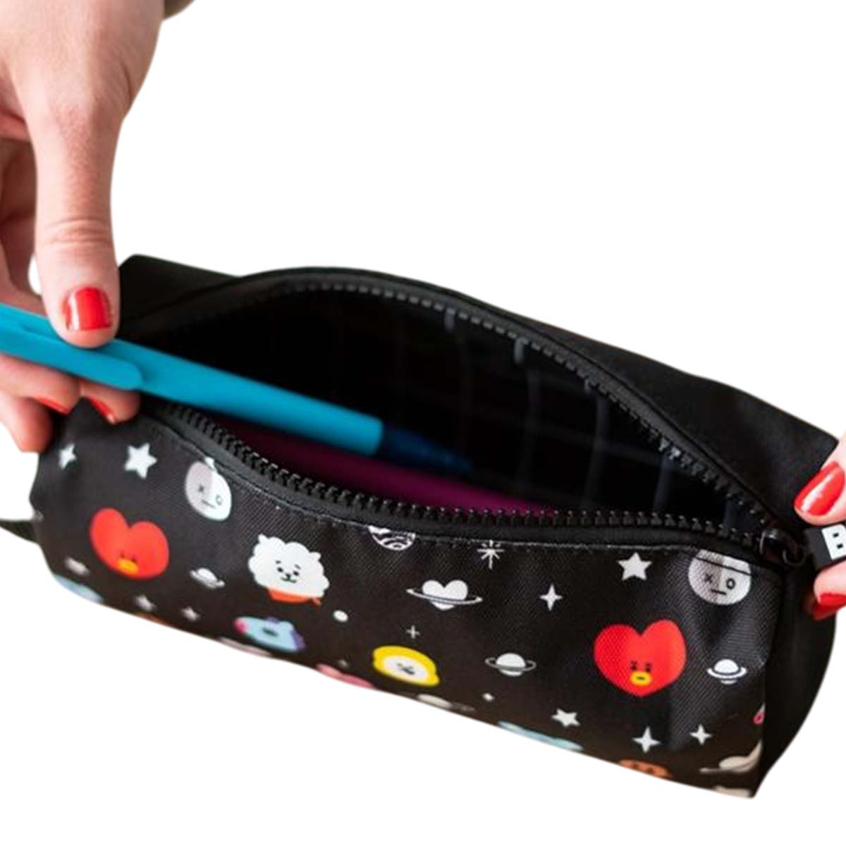 Schwarze Federtasche mit süßen Charakteren und Sternen, eine blaue Stift wird eingeführt.