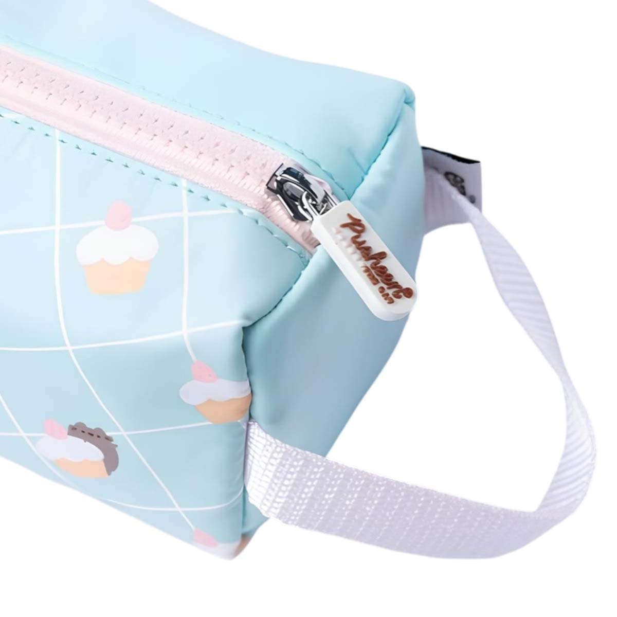 Hellblaue Tasche mit Cupcake-Muster und Reißverschluss.