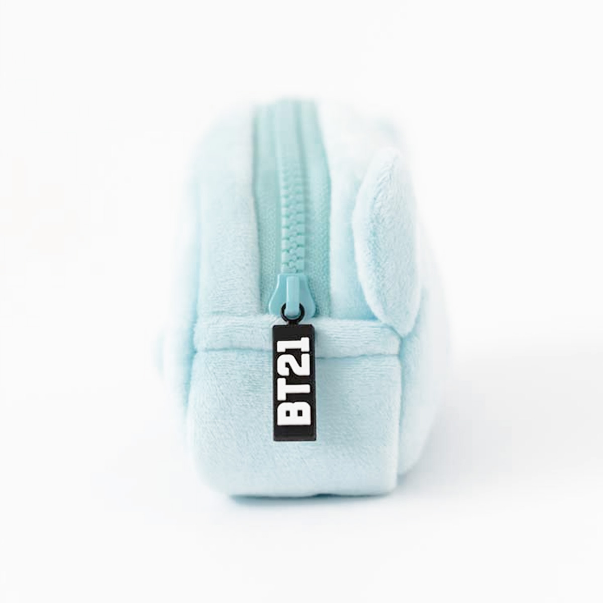 Ein hellblauer Plüschbeutel mit Reißverschluss und BT21-Anhänger.