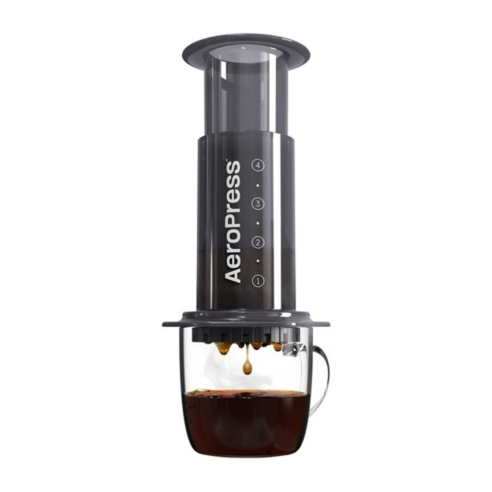 Una caffettiera AeroPress preme il caffè in una tazza di vetro.