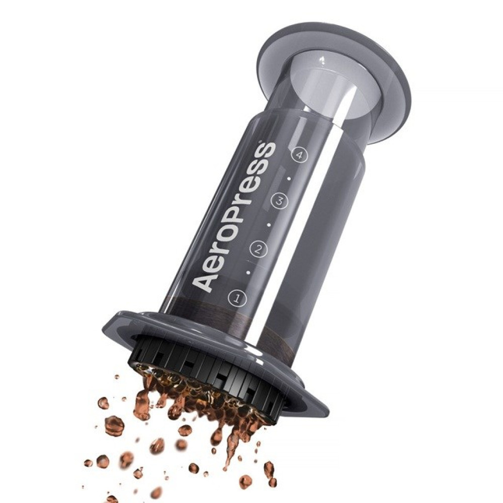 Caffettiera Aeropress, caffè che gocciola attraverso il filtro.