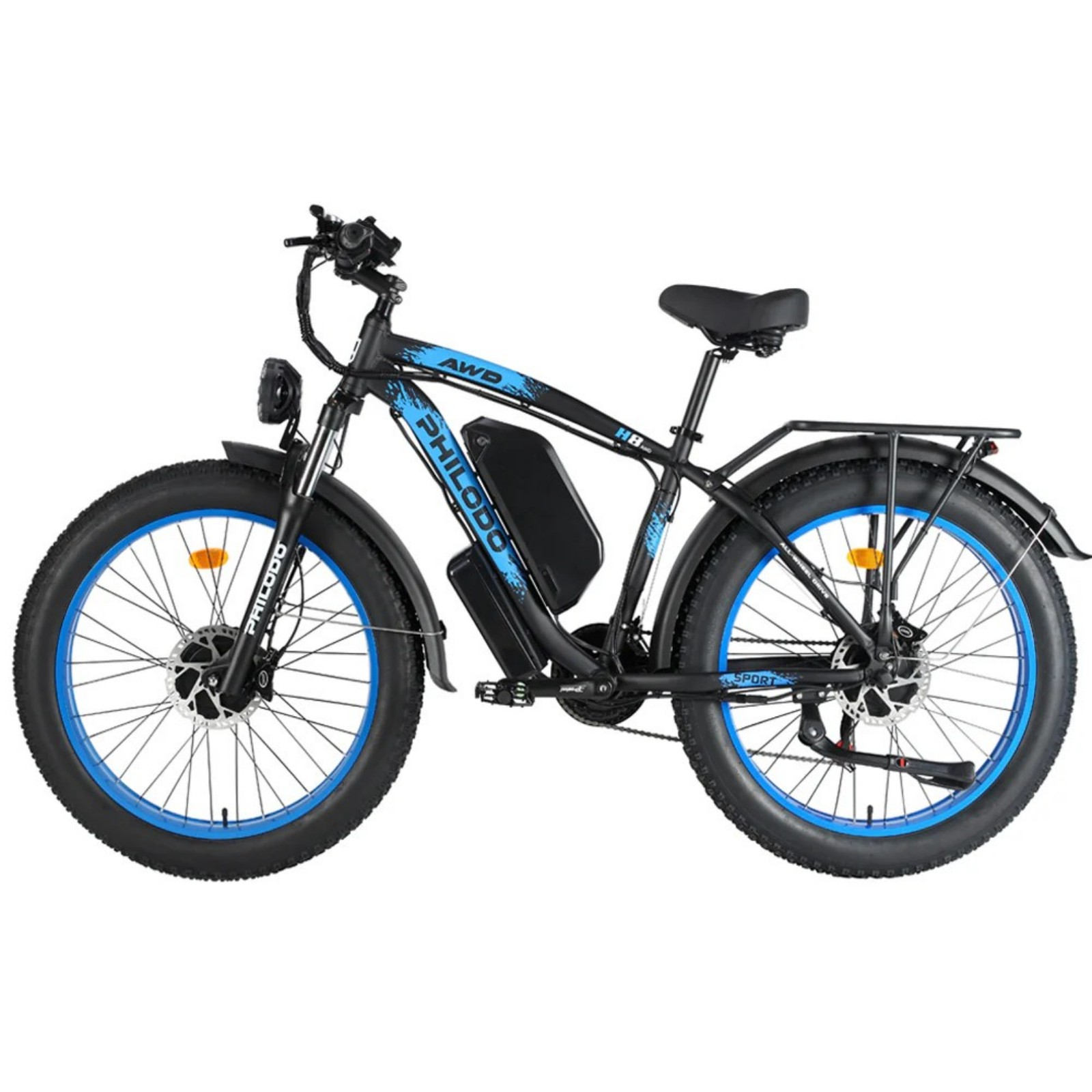Czarny rower elektryczny typu fat bike z niebieskimi obręczami i akumulatorem na ramie.