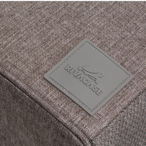 Nahaufnahme einer grauen Stofftasche mit einem quadratischen Rivacase-Logo.