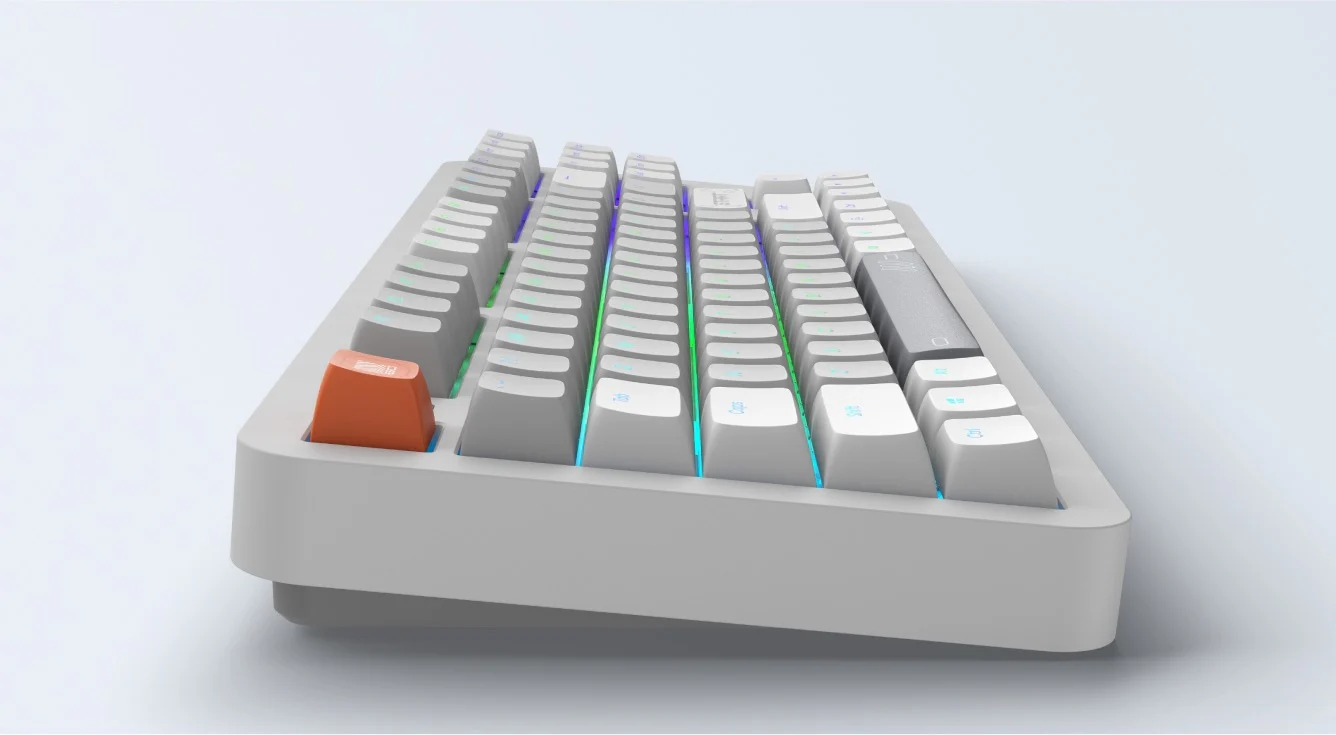 Biały układ klawiatury mechanicznej z pomarańczową spacją i podświetleniem RGB.